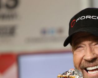 Почина легендарният актьор Чък Норис