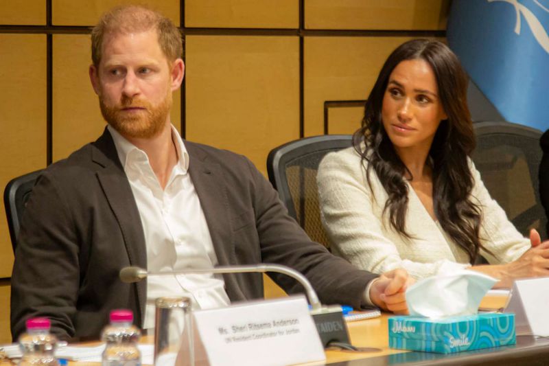 Хари и Меган критикуват нова книга за кралското семейство