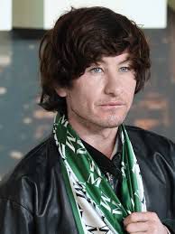 Бари Кюгън се крие от публичността заради критики от феновете на Сабрина Карпентър