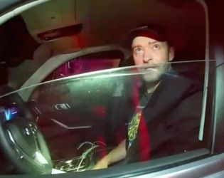 Нови кадри показват Джъстин Тимбърлейк при тест за трезвеност след арест в Саг Харбър
