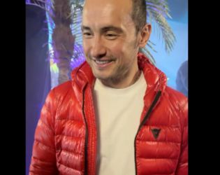 Първо в Slava.bg: Мартин чой сам на парти, докато Натали е на представление в Пловдив