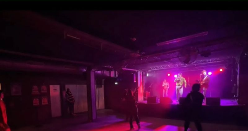 Провалено турне: Иво Аръков пее пред шепа публика в Париж въпреки бюджет от 250 000 евро