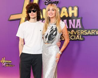 Майли Сайръс направи рядка поява на червения килим с годеника си Макс Морандо