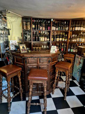 И ДА, И НЕ! Най-големият кроасан в София и провинциална младеж в Robin