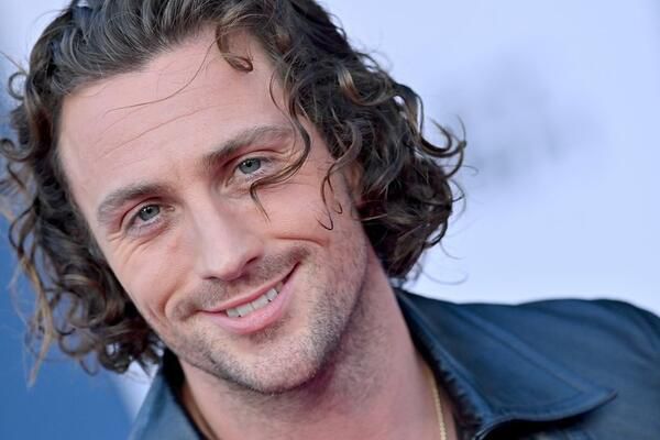 Аарън Тейлър-Джонсън отново влиза в надпреварата за ролята на Джеймс Бонд