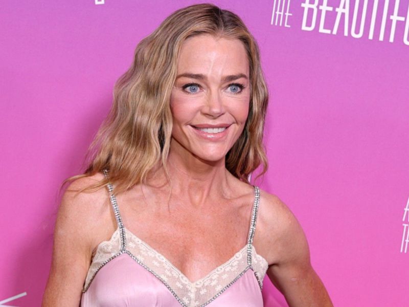 Денис Ричардс се появява след фейслифт и разкрива труден период в личния си живот