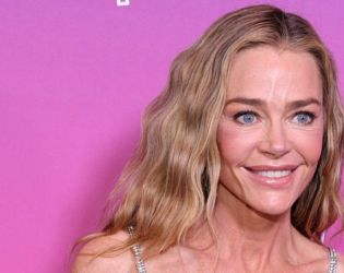 Денис Ричардс се появява след фейслифт и разкрива труден период в личния си живот