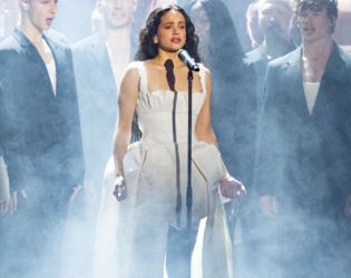 Розалия спря концерта си в Милано заради хранително натравяне