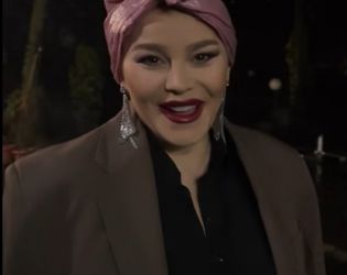 Деси Слава пя с найлон на главата