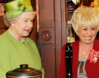 Кралица Елизабет II едва не пренощува в селски пъб заради виелица