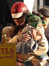 Риана показа дъщеря си за първи път в Париж