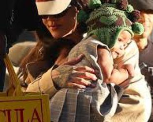 Риана показа дъщеря си за първи път в Париж