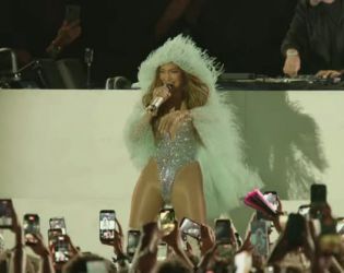 Дженифър Лопес с изненадващ дебют на Коачела и секси визия на сцената