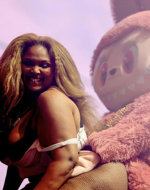 Лизо шокира Коачела с туъркинг до гигантско Лабубу