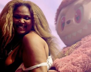 Лизо шокира Коачела с туъркинг до гигантско Лабубу