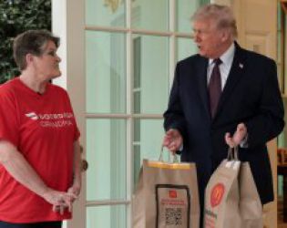 Първа доставка в Овалния кабинет ever: ВИДЕО НА ДЕНЯ