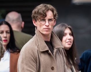 Еди Редмейн се върна на снимачната площадка след глоба за превишена скорост в Лондон