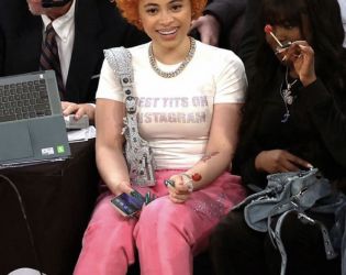 Ice Spice отрича обвинения в съдебен спор за перуки