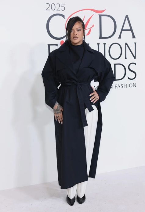 Риана отрече слуховете за четвърта бременност