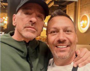 Лео посрещна Ерос преди концерта в София: ФОТО НА ДЕНЯ