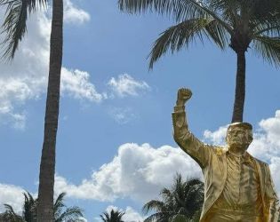 Огромна позлатена статуя на Тръмп се появи в Trump National Doral