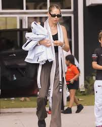 Анна Курникова изненада с перфектна фигура след бебе №4