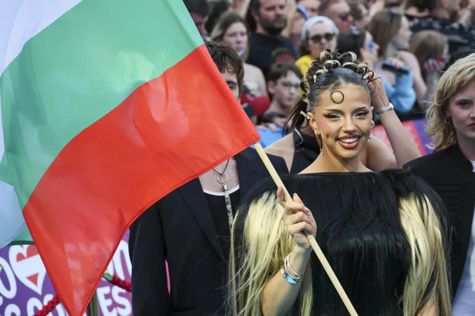 Дара обра вниманието на Евровизия с кукерски костюм
