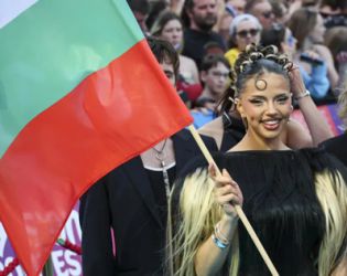 Дара обра вниманието на Евровизия с кукерски костюм