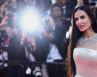 63-годишната Деми Мур блесна в Кан с впечатляващ стил и предизвика вълна от коментари