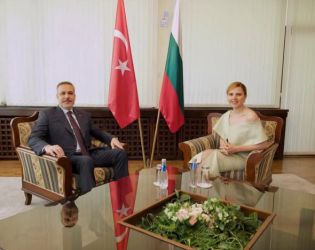 Външната министърка със скандално голо рамо и бедро посрещна турския си колега: ФОТО НА ДЕНЯ