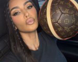 Ким Кардашиян се сдоби с рядка колекционерска футболна топка на Louis Vuitton