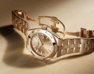Vacheron Constantin представи два нови часовника Overseas с 34,5 мм корпус в розово злато и стомана
