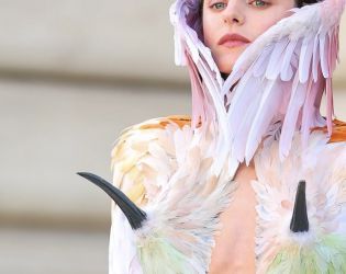 Ема Корин като екзотична птица на ревюто на Schiaparelli