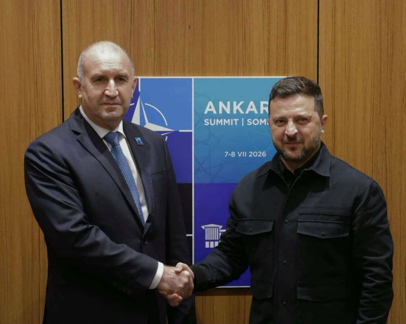 Преди изборите снимки с Путин, след - със Зеленския: ФОТО НА ДЕНЯ