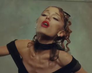 Ариана Гранде изуми със слабата си фигура