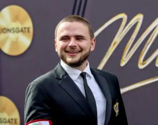 Синът на Майкъл Джексън се появи пред публика за 68-ия рожден ден на баща си
