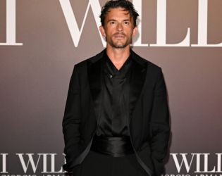 Джонатан Бейли на червения килим на събитието Armani Beauty „I Will“ във Венеция