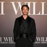 Джонатан Бейли на червения килим на събитието Armani Beauty „I Will“ във Венеция