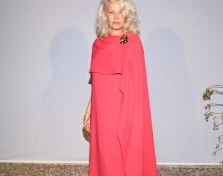 Памела Андерсън, на 59, е истинска руса красавица в драматична червена рокля