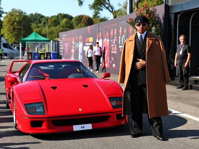 Люис Хамилтън пристигна в Монца с Ferrari за милиони