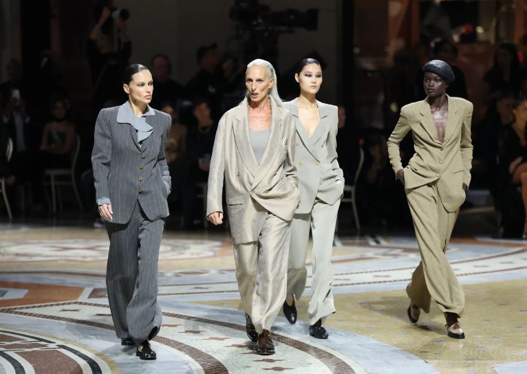Адриана Лима върна на подиума емблематичен Armani от 90-те