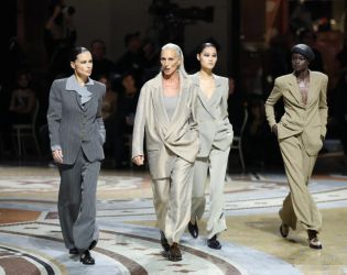 Адриана Лима върна на подиума емблематичен Armani от 90-те