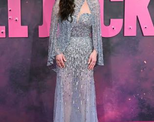 Катрин Зита-Джоунс блесна със сребриста рокля с пелерина на премиерата на „Kill Jackie“ в Лондон