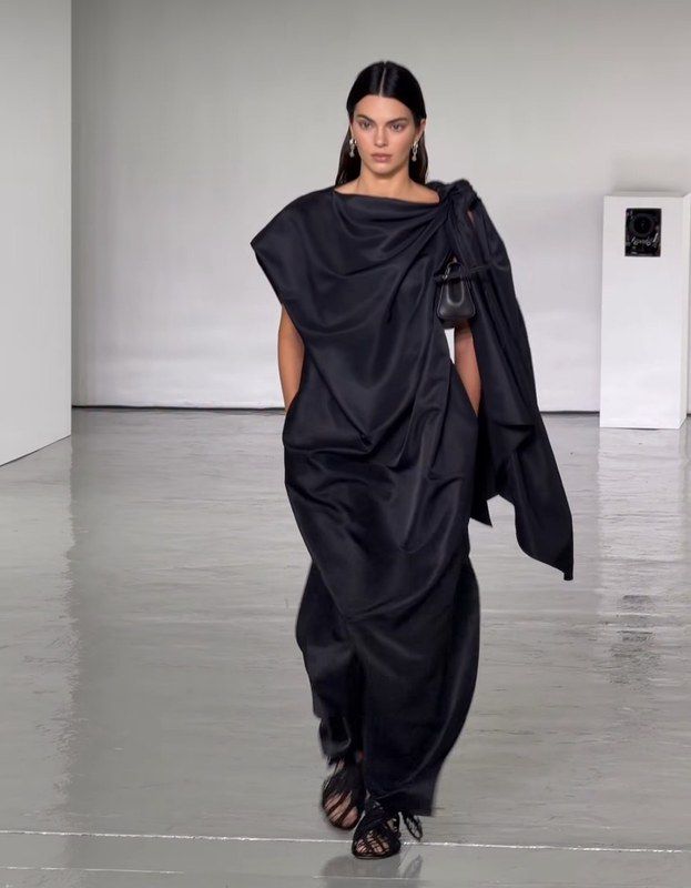 Кендъл Дженър закри ревюто на Bottega Veneta в Милано пред погледа на Джейкъб Елорди