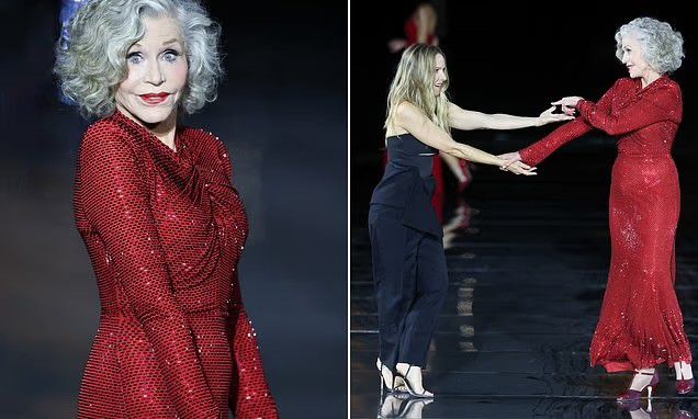 88-годишната Джейн Фонда танцува с Кристен Бел на модния подиум в Париж