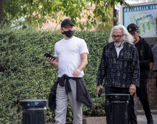 Леонардо ди Каприо остана незабелязан по време на разходка със семейството си в Лондон