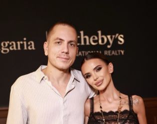 Мария сияе от щастие на изложбата на дъщеря си Марая