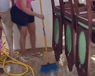 Карди Би почисти основно къщата на баба си в Доминиканската република