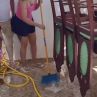Карди Би почисти основно къщата на баба си в Доминиканската република