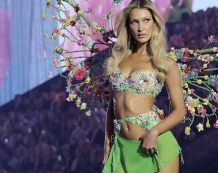 Бела Хадид откри шоуто на Victoria’s Secret с цветни крила. Вижте всички модели (Снимки)